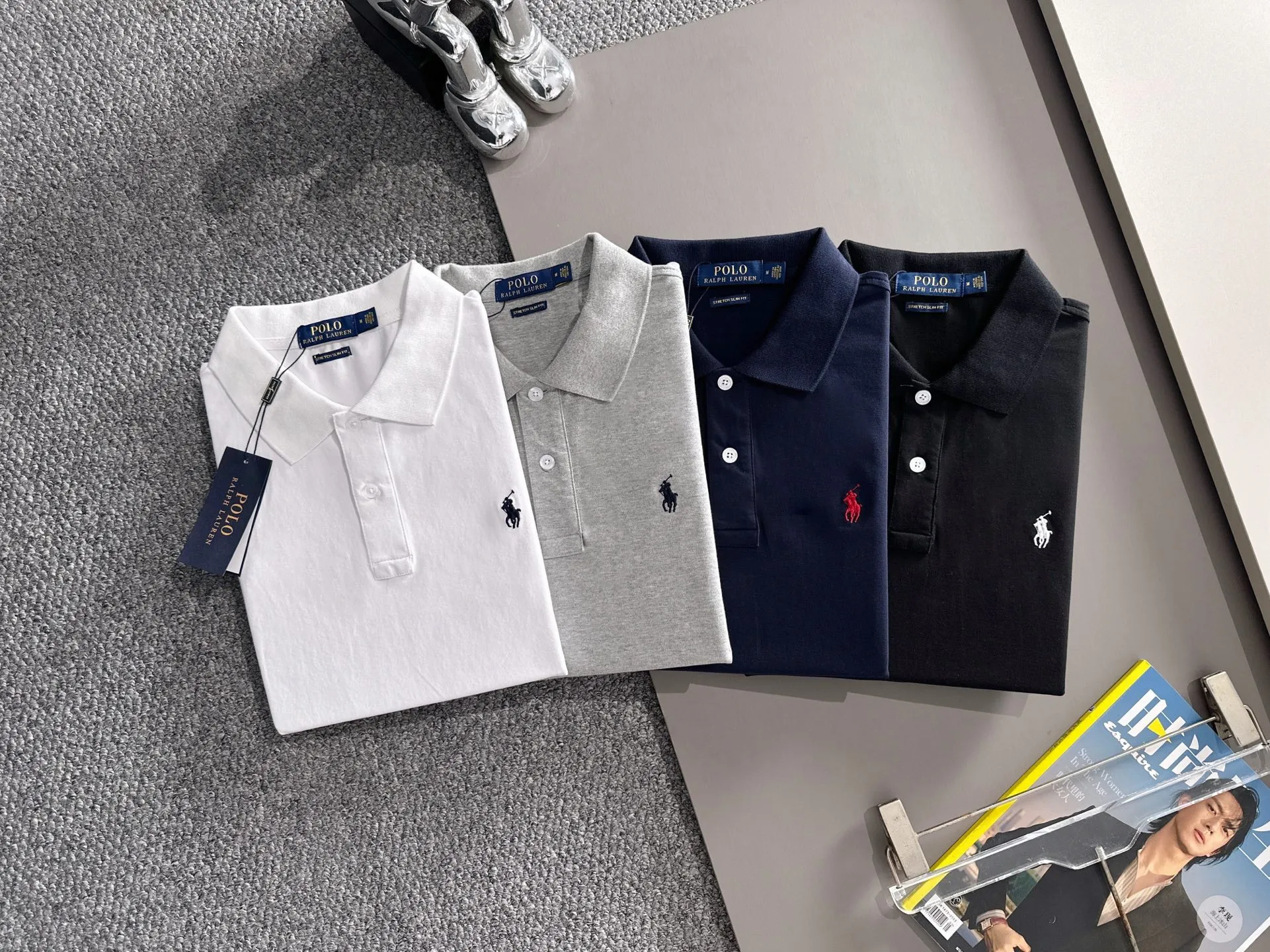P190 Ralph Lauren/Ralph Lauren [High Quality] Distinguished from ordinary fabrics on the market, men's pure cotton, business casual solid color, short-sleeved T-shirt, lapel POLO shirt, men's summer essentials ✔ In a man's wardrobe, polo shirts must occupy an important place! When it comes to polo shirts made of pure cotton, Ralph Lauren is the perfect choice for comfort and quality ✔ The first choice for high quality! Classic basics that will never go out of style! Designed with classic solid colors, each color can easily match various occasions! Made of 240g pure cotton pique fabric, it is skin-friendly, comfortable and has good breathability, making summer wear refreshing and worry-free! The right shoulder style modifies the shoulder shape, enhances the style and temperament, and perfectly fits everyone's needs! Whether it is daily travel or business occasions, it is easy and versatile! The feeling of relaxation is even better. Everywhere you look, there are texture details! There are many colors to choose from, from stable dark colors to dynamic light colors, meeting the needs of different occasions! Exquisite workmanship, the improvement of one's own image is the pursuit of quality of life! , the details of the turning and wiring are also the original factory craftsmanship. Needless to say, the quality is after all, it is something from the original factory... If you like it, don’t miss it! For men, this type of short-sleeved Polo shirt is naturally indispensable!  All three standards are complete! Simple business casual essentials! Color: Black White Gray Royal Blue Size: M-2XL